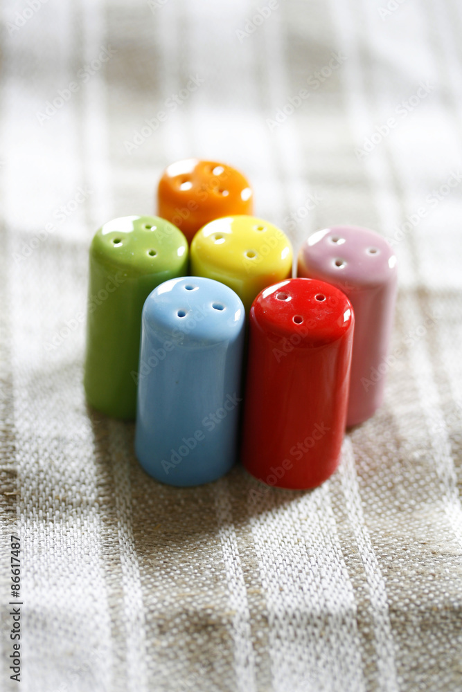 Mini-Salzstreuer in verschiedenen Farben Stock Photo