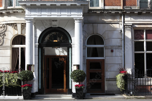 Zdjęcie XXL Wejście do małego luksusowego hotelu w Londynie