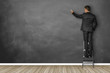 © Coloures-Pic - Mann steht auf der Leiter an leerer Wand