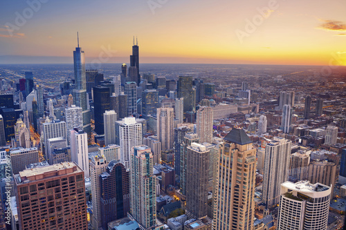 Plakat Chicago. Widok z lotu ptaka Chicagowski śródmieście przy zmierzchem od wysokości above.