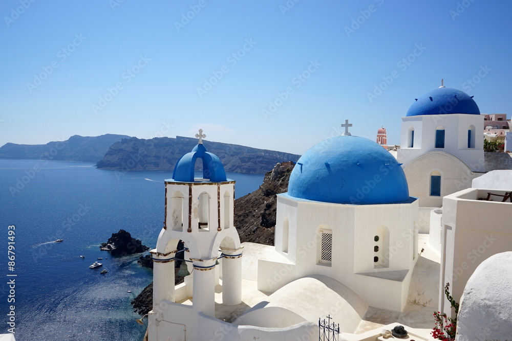 Blue Dome Churches in Santorini Greece / 青い建物が並ぶ南欧ギリシャ・サントリーニ島 - obrazy, fototapety, plakaty 