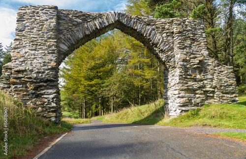 Fotografie, Obraz The Jubilee Arch, old graceful stone archway over minor road.