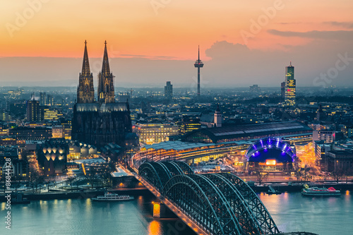 Plakat na papierze fotorealistycznym Woda kolońska o zmierzchu