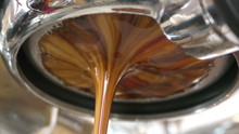 Espresso brewing from bottomless portafilter in 4K