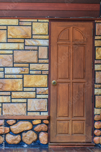 Naklejka dekoracyjna Red entrance wood door