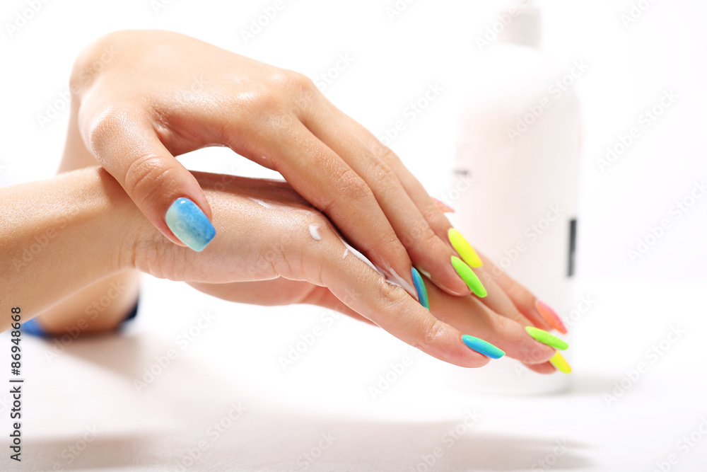 Airbrush , kolorowe zdobienie paznokci - obrazy, fototapety, plakaty 