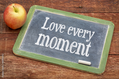 Fotografía Love every moment advice on blackboard