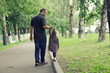 © kichigin19 - Dad walks with her daughter in the park