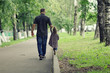 © kichigin19 - Dad walks with her daughter in the park