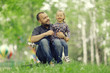 © kichigin19 - Dad walks with her daughter in the park