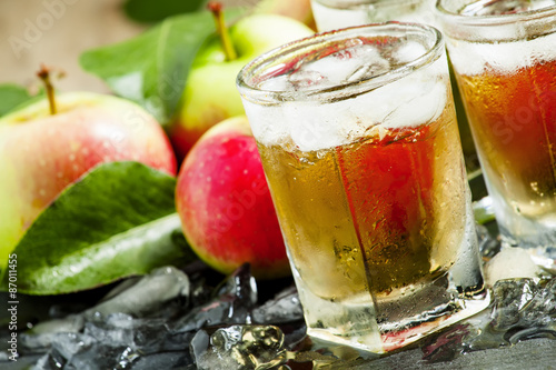 Fotografía Cool refreshing apple juice with ice and fruit, selective focus