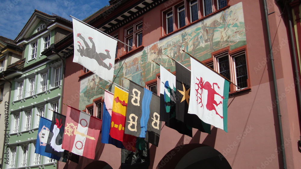 flagi kantonalne na kamienicy w Appenzell - obrazy, fototapety, plakaty 