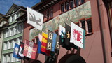 Fototapeta Miasto - flagi kantonalne na kamienicy w Appenzell