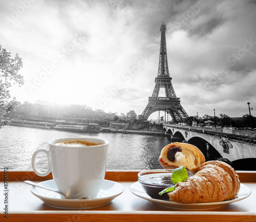 Naklejka na szybę Coffee with croissants against Eiffel Tower in Paris, France