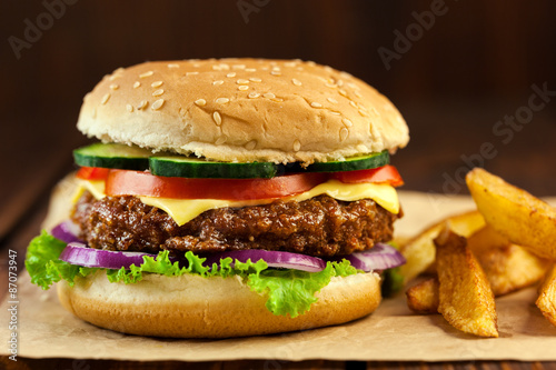Naklejka samoprzylepna Pyszny cheeseburger z frytkami
