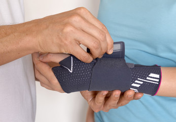 handgelenkbandage und physiotherapeut