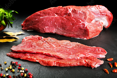 Zdjęcie XXL Świeże i surowe mięso Filety cielęce do gotowania. Sklep mięsny
