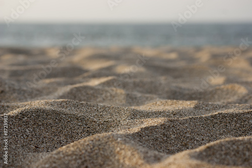 El Arena De La Playa Brilla Bajo El Sol De Medio Dia Como Si