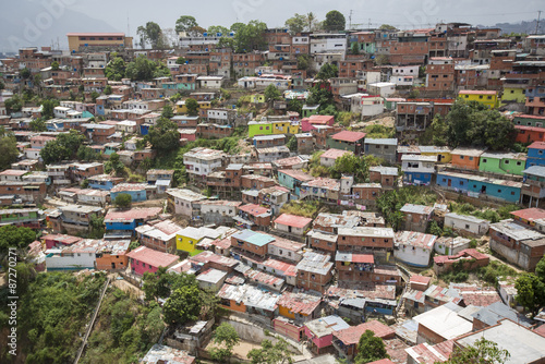 dzielnica-slumsow-w-caracas-z-malymi-drewnianymi-domami-w-kolorze