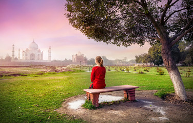 Canvas Print - Woman looking at Taj Mahal