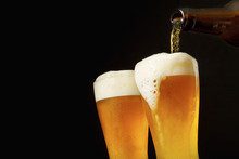 グラスにビールを注ぐ　Pouring Beer Into Glass