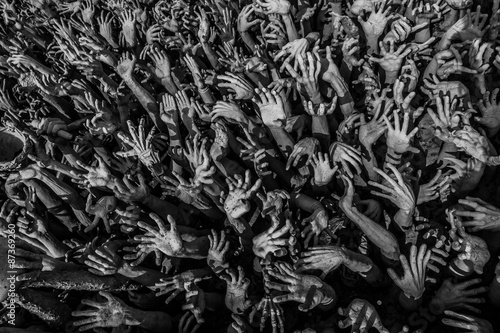 Fotografía sculpture of people raising their hands to the sky