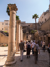JERUSALEM,ISRAEL - JULI 13, 2015: Cardo Maximus, Roman Pillars .