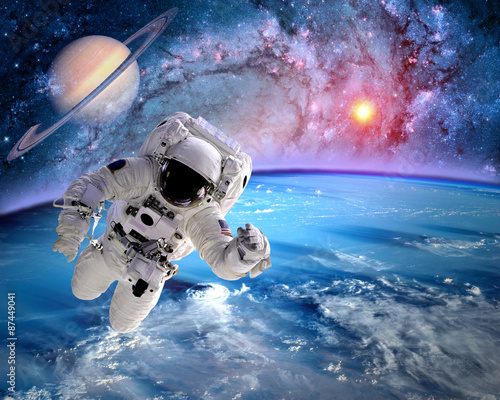 Plakat Astronauta kosmita kosmosu planety saturn ziemi słońca wszechświat. Elementy tego obrazu dostarczone przez NASA.