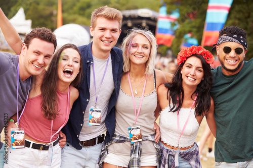 Group of friends hanging out together at a music festival Tableau sur Toile