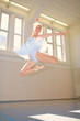 canvas print picture - Junge Frau beim Ballet