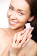 Portret pięknej młodej szczęśliwej kobiety z ozdobnym mydłem do twarzy