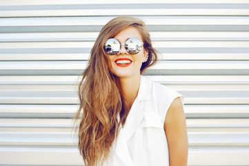 Smiling fashion girl in sunglasses - outdoor