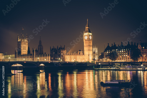 styl-vintage-filtr-panorame-londynu-w-nocy