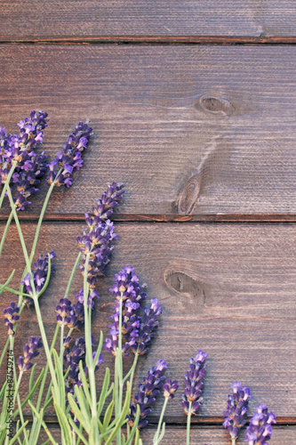 Nowoczesny obraz na płótnie Lavender flowers on the wooden desk