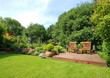 canvas print picture - sommerlicher Garten mit Gartenmöbeln