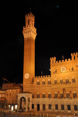 Wall Mural - Night photo. Torre del Mangia tower, Siena, Tuscany, Italy