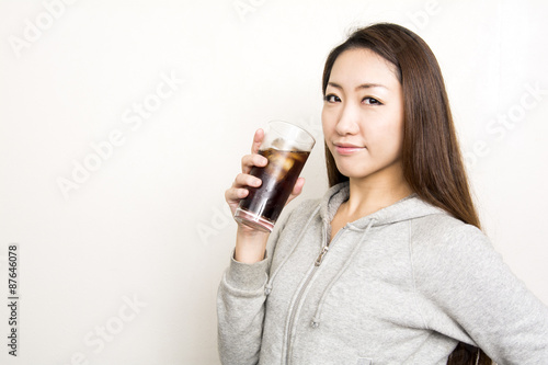 アイスコーヒーのグラスを持つパーカーの女性 Buy This Stock Photo And Explore Similar Images At Adobe Stock Adobe Stock アイスコーヒーのグラスを持つパーカーの女性 Buy This Stock Photo And Explore Similar Images At Adobe Stock Adobe Stock