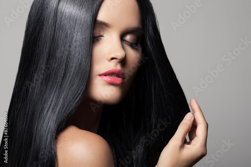 Fotografie, Obraz Vlasy. Krásná brunetka. Zdravé dlouhé vlasy. Beauty Model W