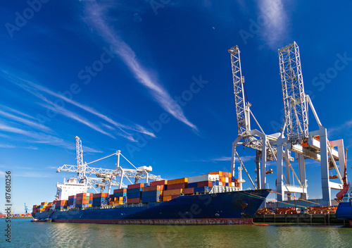Fotografía Buque de contenedores descargados en Puerto de Rotterdam