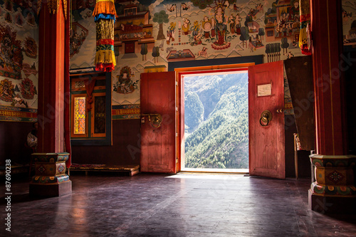 Fotografía Buddhist monastery in the middle of the mountain.