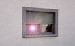 © Fotoschlick - Hitzeschutz durch Rollladen und Fenster mit sich spiegelnde Sonne