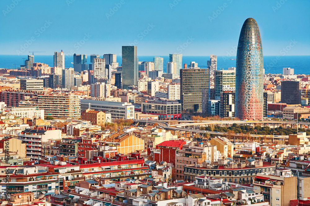 Malowniczy widok z lotu ptaka wieży Agbar w Barcelonie - obrazy, fototapety, plakaty 