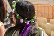 © uzkiland - mujer con diadema de flores