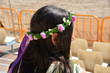 © uzkiland - mujer con diadema de flores