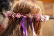 © uzkiland - mujer con diadema de flores