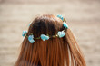 © uzkiland - mujer con diadema de flores