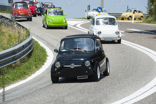 Nowoczesny obraz na płótnie A procession of vintage cars