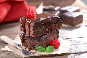 Canvas Print - Delicious chocolate cakes on table close-up