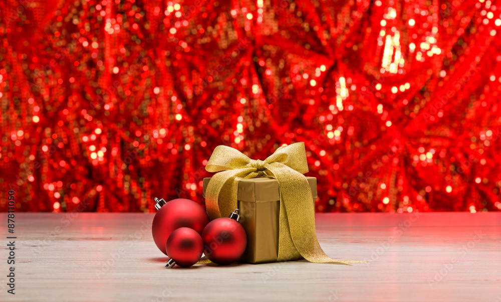 Gold present with red bauble - obrazy, fototapety, plakaty 