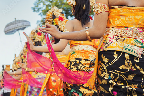 Fotografía Group of beautiful Balinese girls in bright traditional costumes - sarongs decorated by hindu Barong and Garuda masks